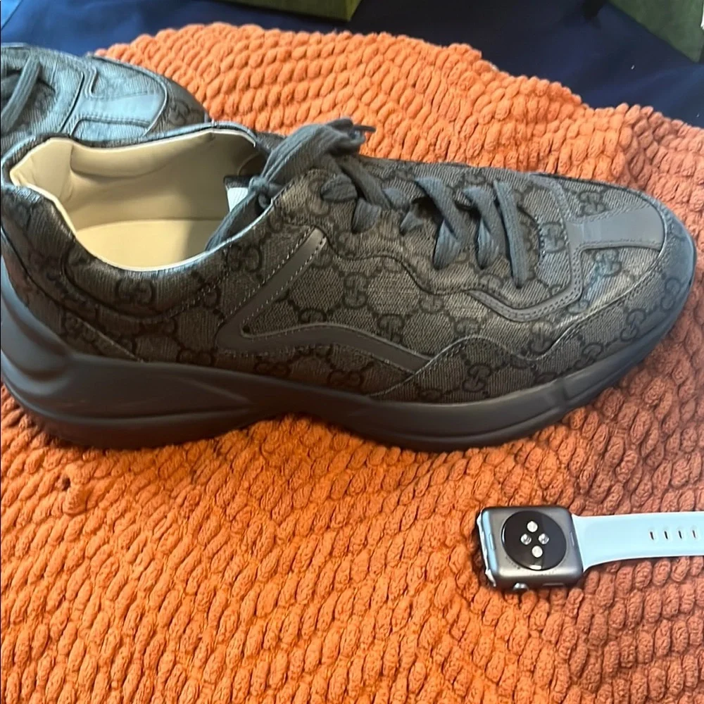 Gucci Gray Sneakers with Sleek Design - Picture 3 of 6